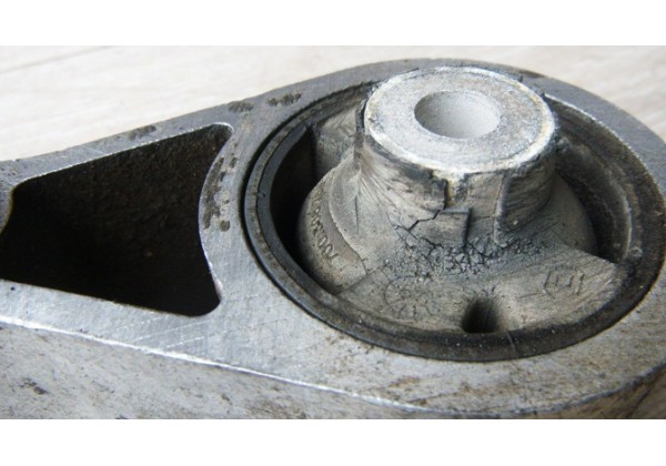 подушка, опора двигуна задня Renault Master II 1.9, 2.2, 2.5 dci, 2.5 d, 2.8 dti, 7700308756
